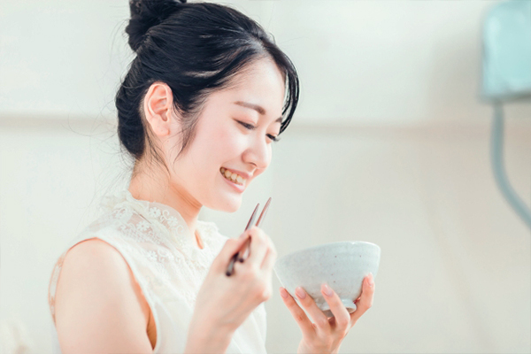 女性が食事をしている画像